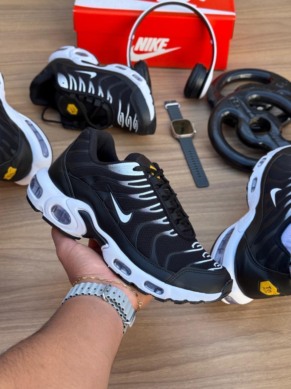 NIKE TN PRETO/BRANCO