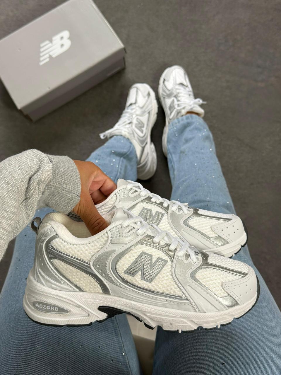 NEW BALANCE 530 BRANCO/PRATA