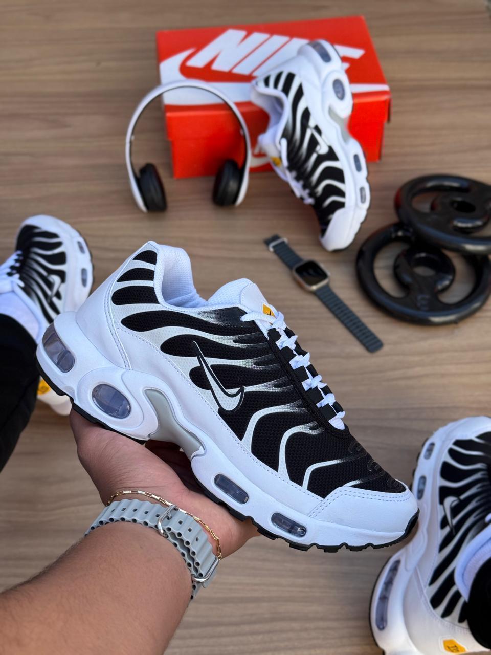 NIKE TN BRANCO/PRETO