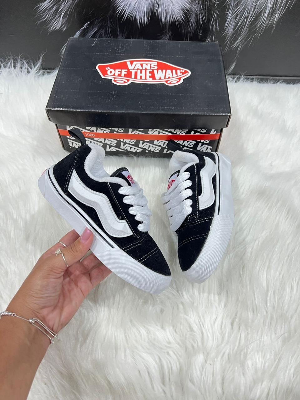 VANS KNU PRETO/BRANCO