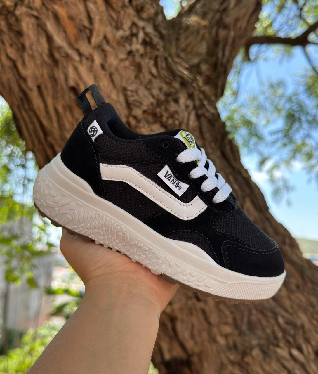 VANS HAYLANE PRETO/BRANCO