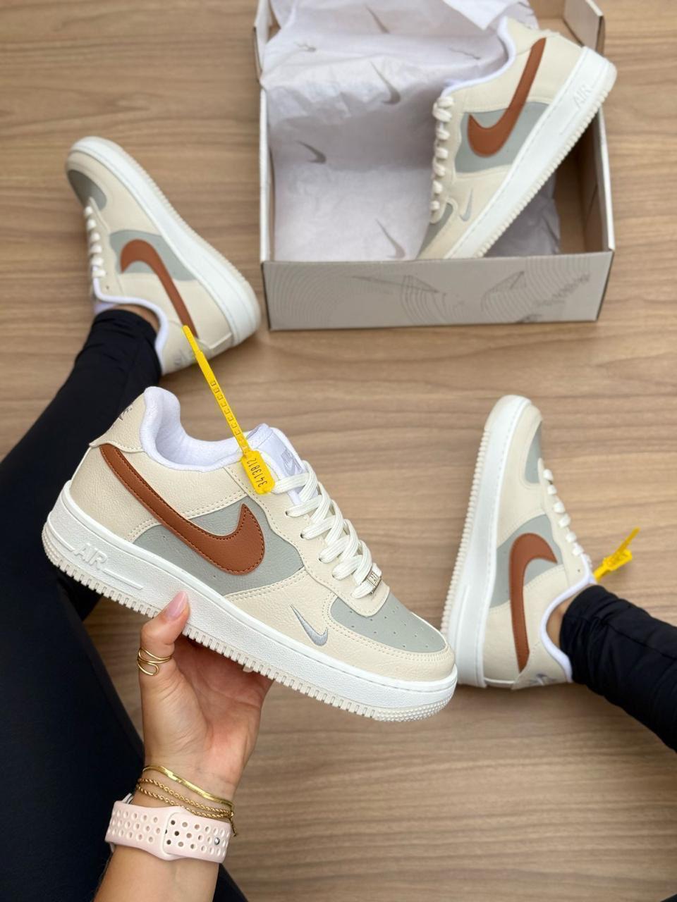 NIKE AIR FORCE BEGE/CINZA