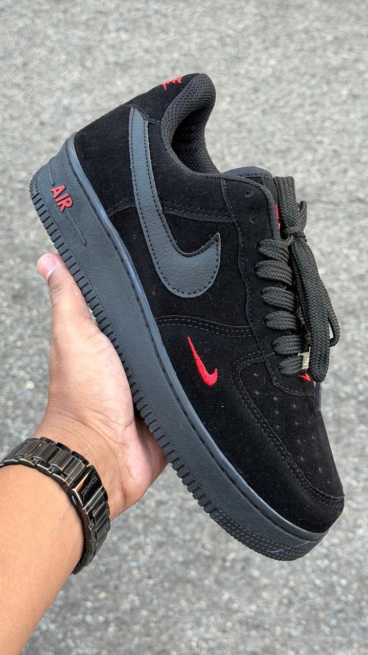 NIKE AIR FORCE PREMIUM PRETO/NOBUCK/VERMELHO