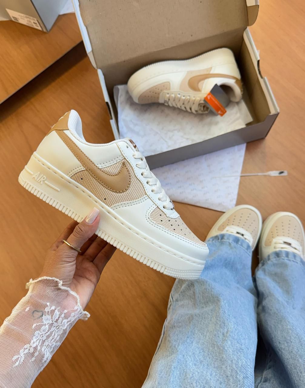 NIKE AIR FORCE PREMIUM AREIA/LISTRADO
