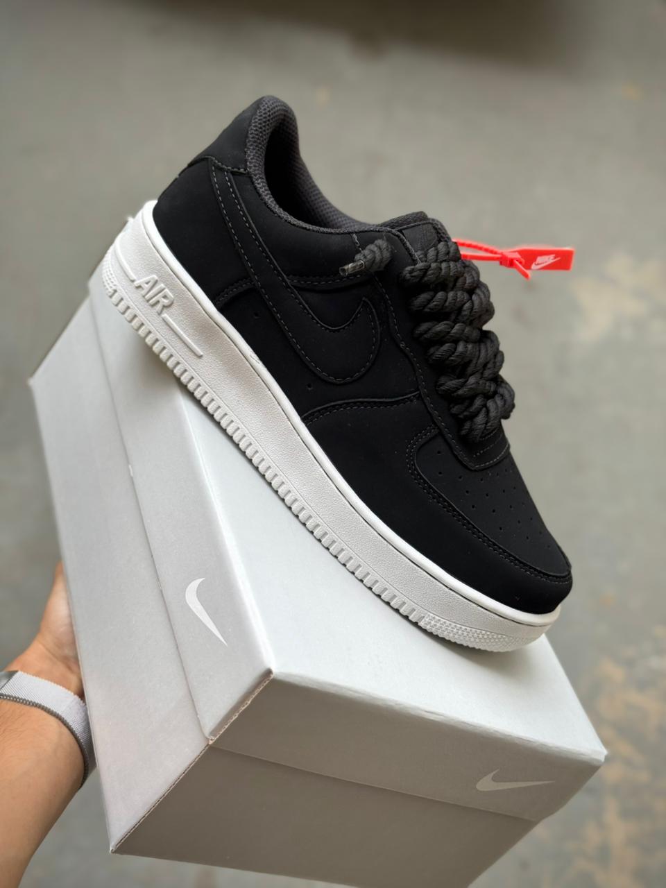 NIKE AIR FORCE OFF/WHITE PRETO