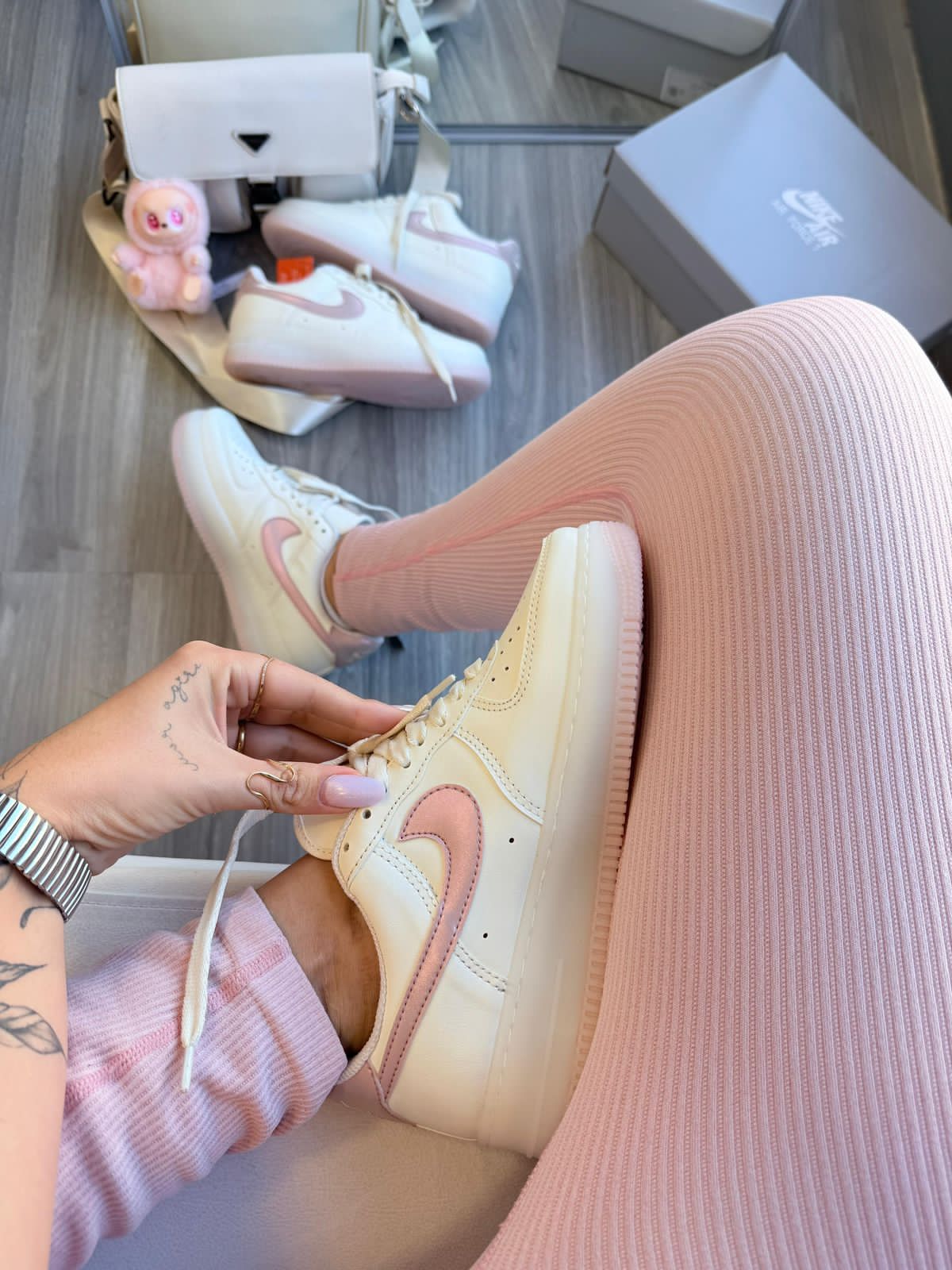 NIKE AIR FORCE AREIA BRILHO/ROSA