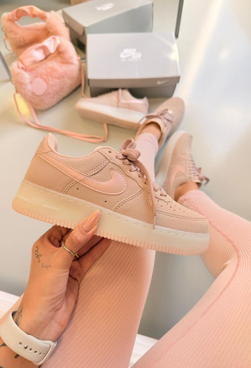 NIKE AIR FORCE ROSA HOLOGRÁFICO