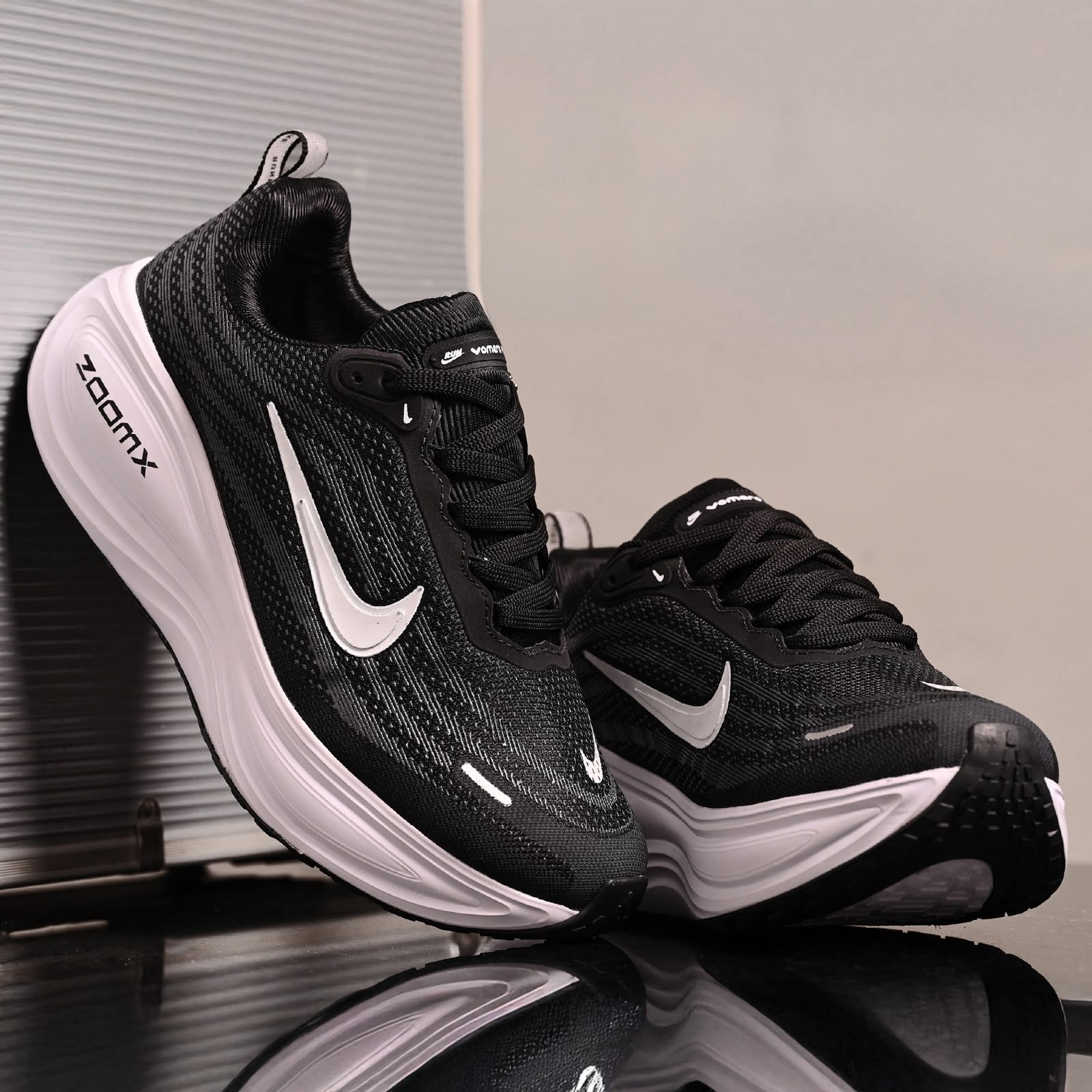 NIKE VOMERO PLUS PRETO/BRANCO