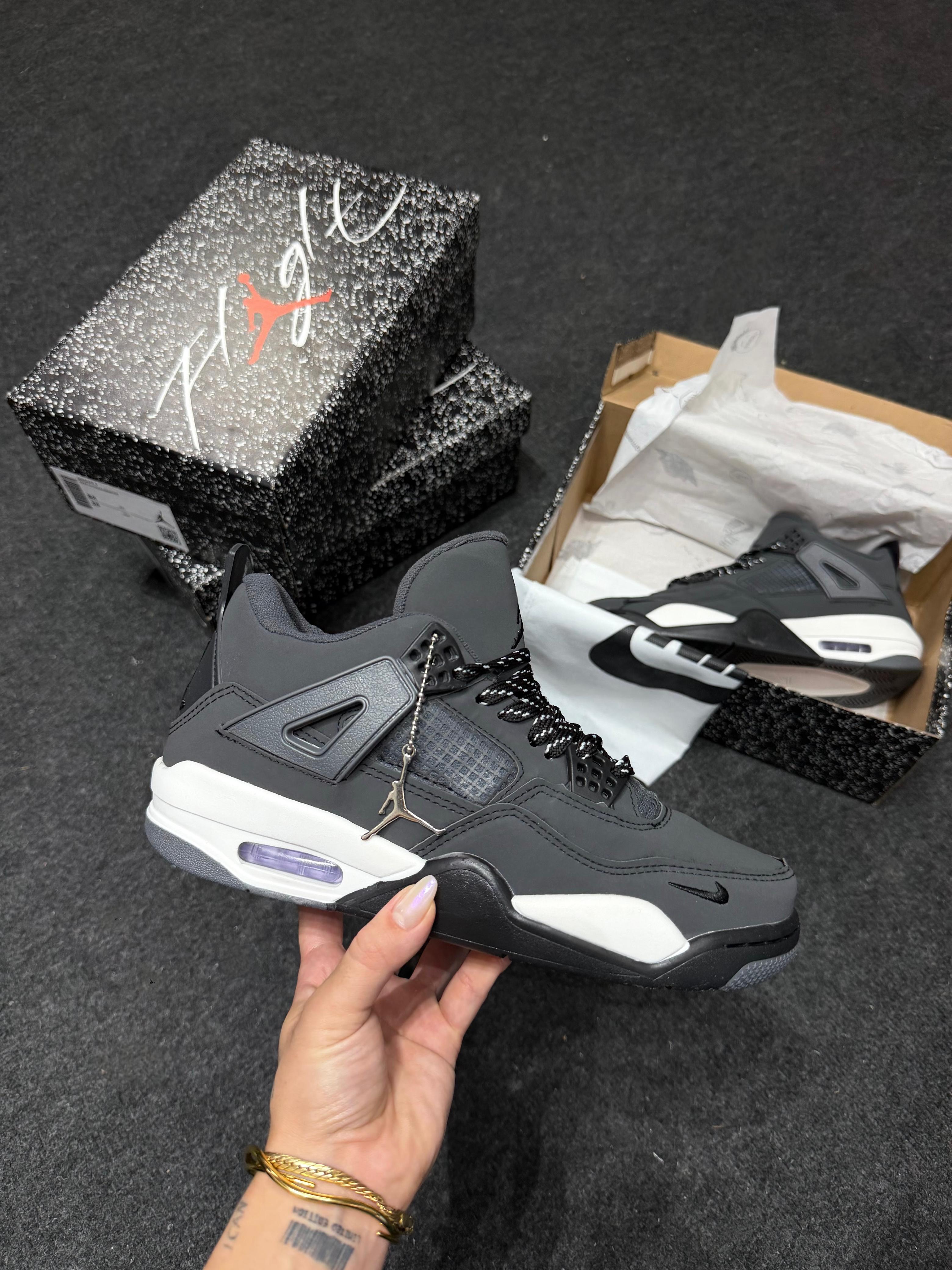 BOTA JORDAN 4 RETRO GRAFITE