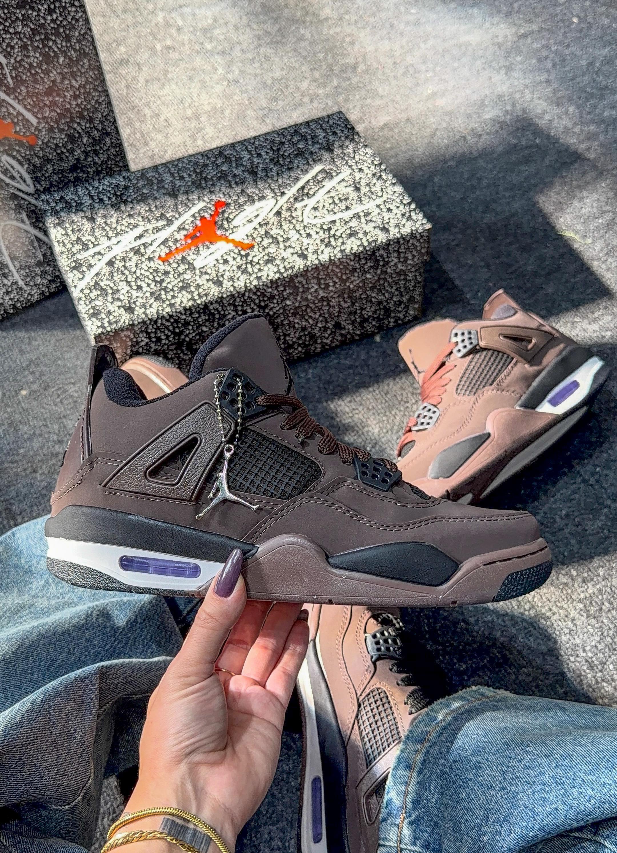 BOTA JORDAN 4 RETRO CAFE