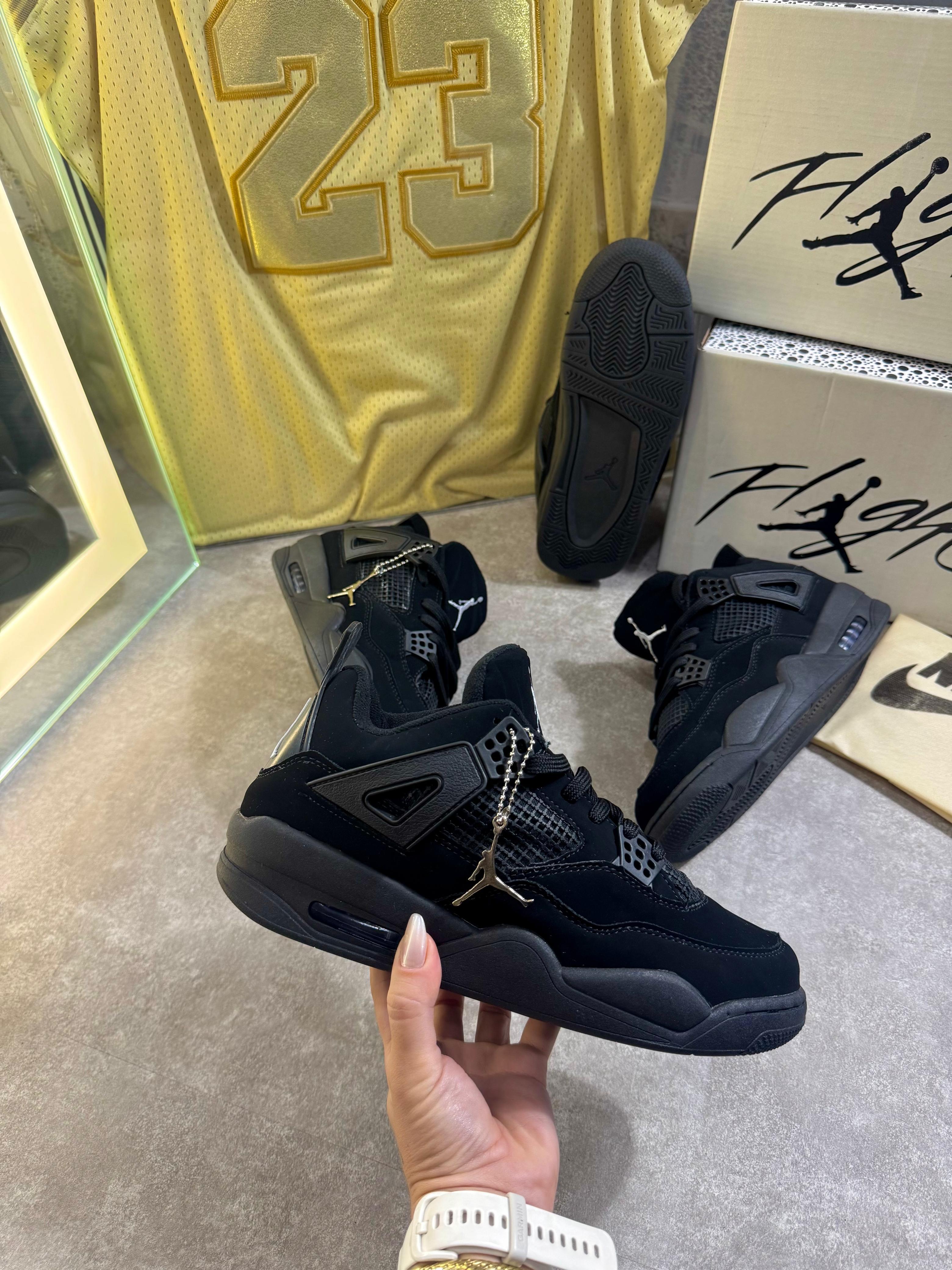 BOTA JORDAN 4 PRETO/PRETO