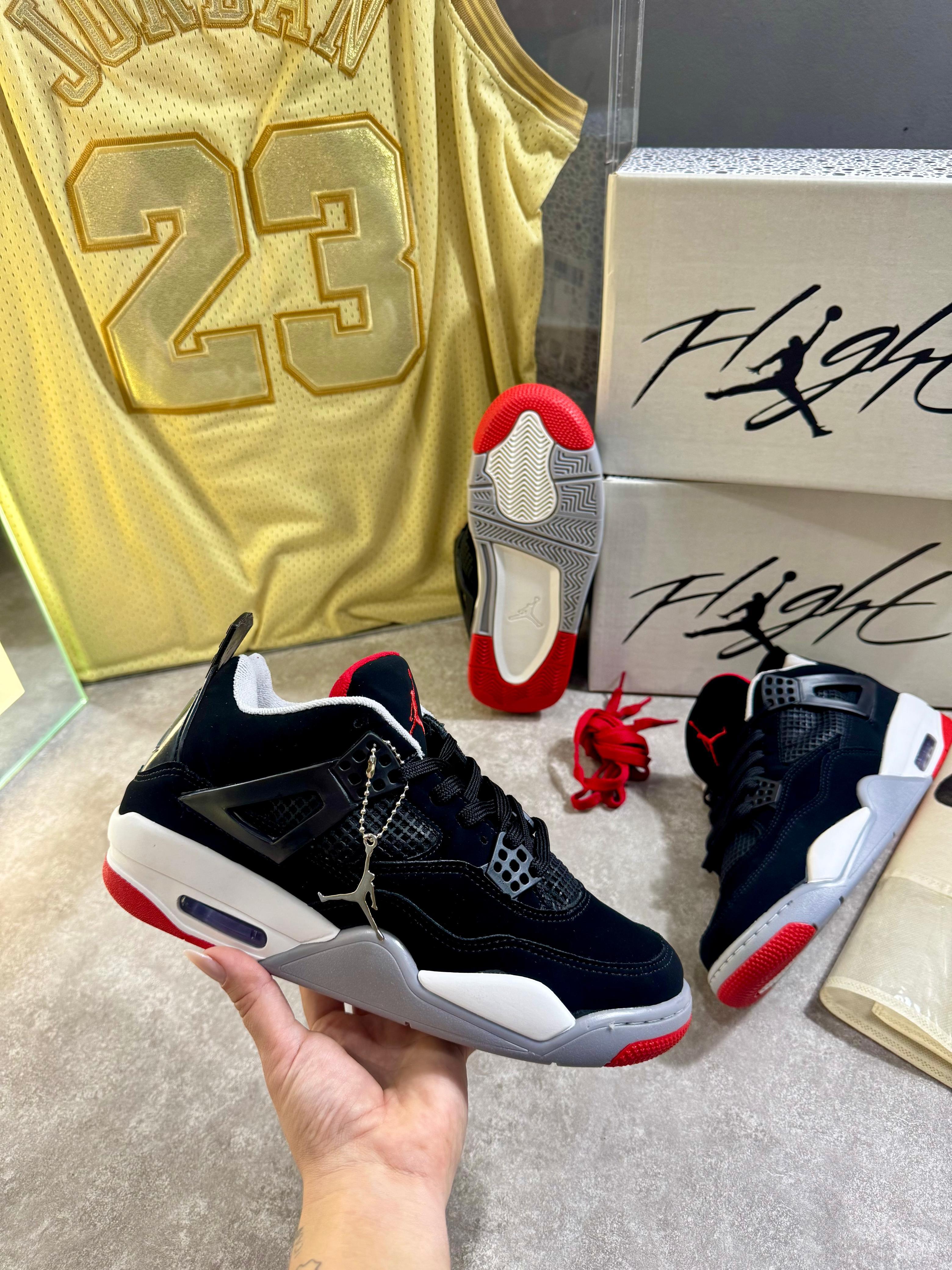 BOTA JORDAN 4 PRETA/VERMELHA