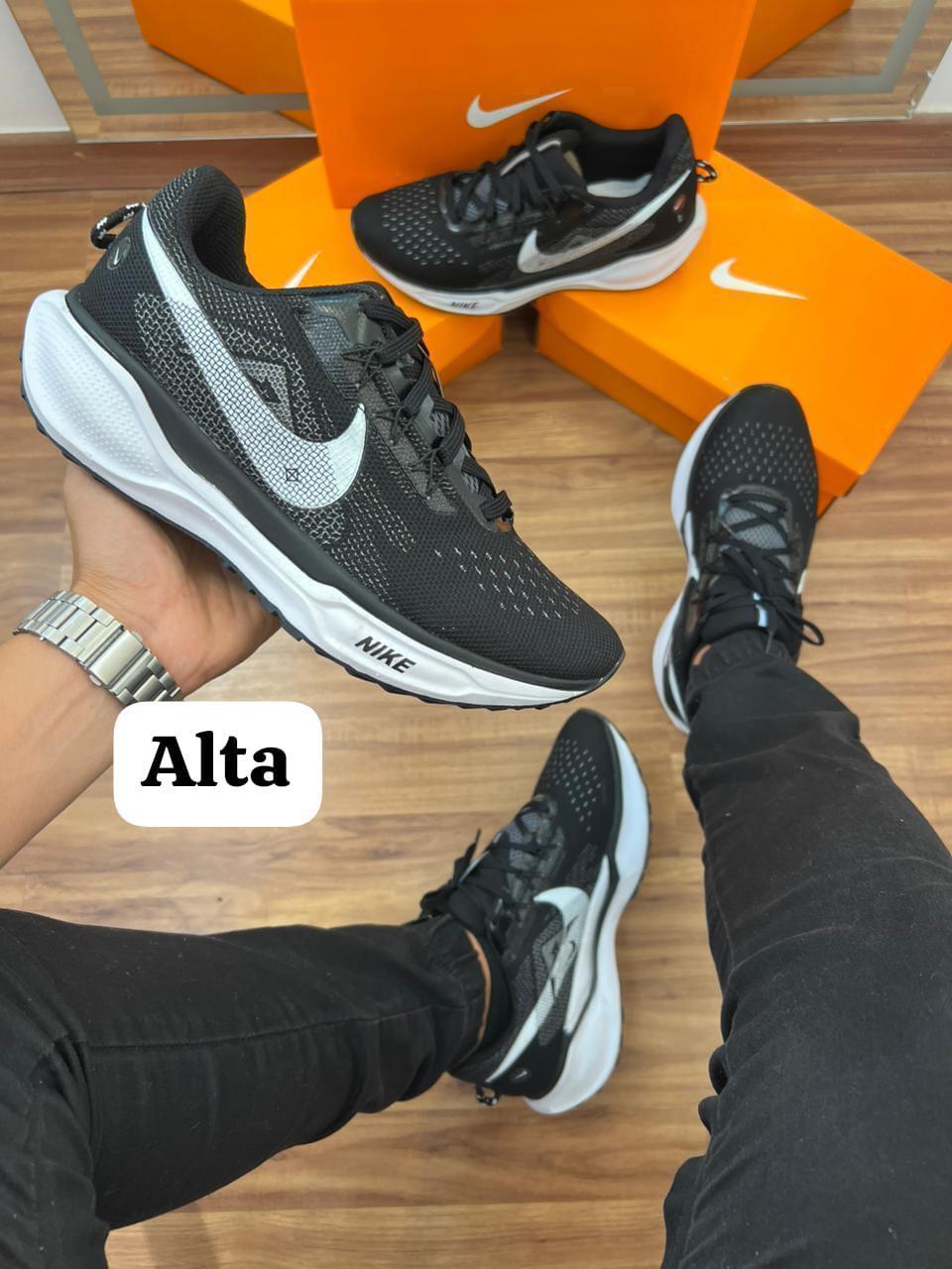 NIKE TRAIL PRETO/PRATA