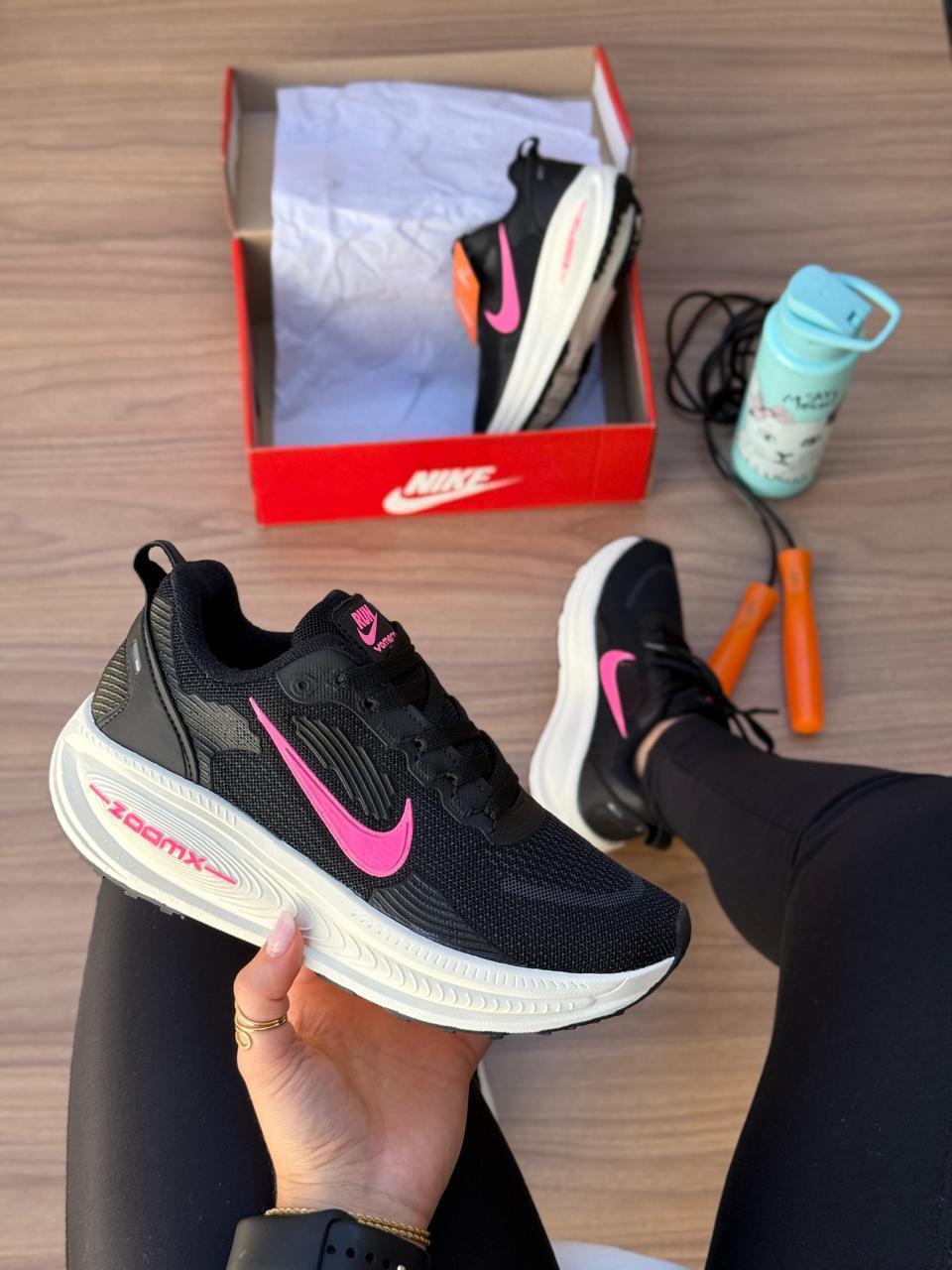 NIKE VOMERO 18 PRETO/PINK