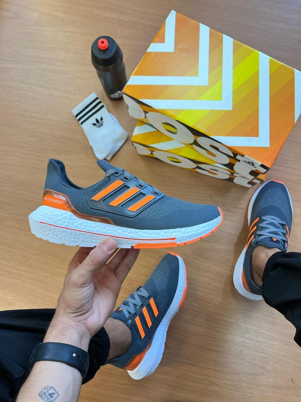 ADIDAS ULTRABOOST GRAFITE/LARANJA