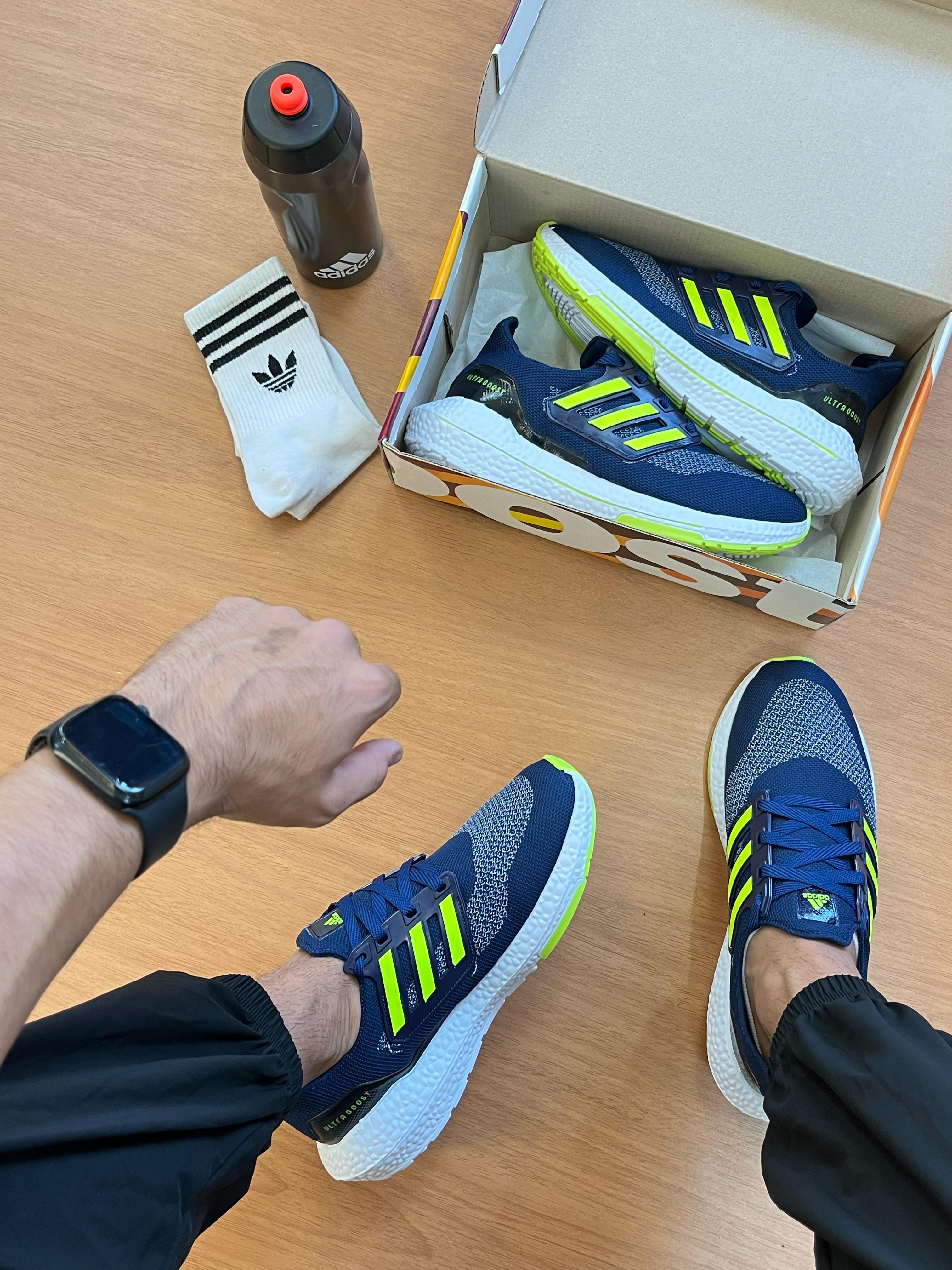 ADIDAS ULTRABOOST MARINHO/LIMÃO